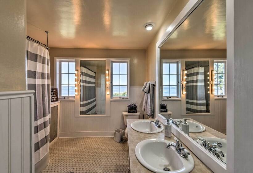 Waterfront Port Angeles Home W/ Harbor Views