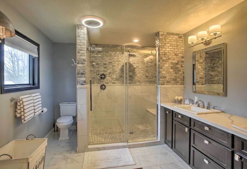 Home With Indoor Pool   1 Block To Liberty Lake!