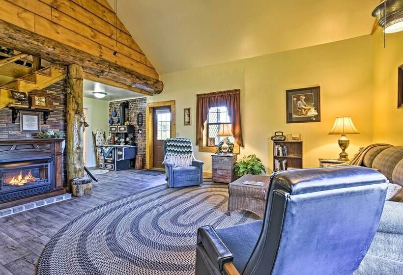 Honey House Cabin    A Quiet Countryside Retreat!