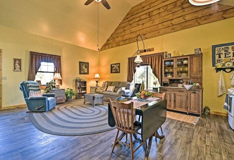 Honey House Cabin    A Quiet Countryside Retreat!