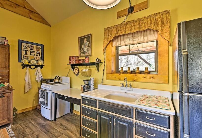 Honey House Cabin    A Quiet Countryside Retreat!