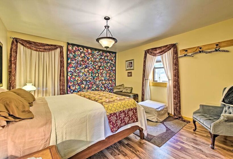 Honey House Cabin    A Quiet Countryside Retreat!