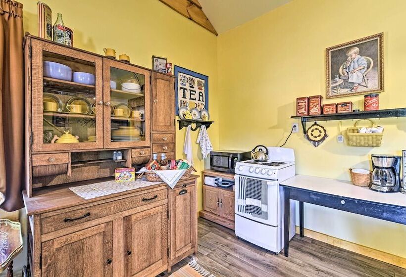 Honey House Cabin    A Quiet Countryside Retreat!