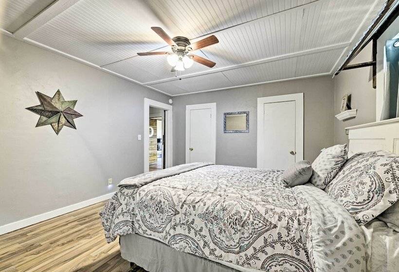 Day Trip To Waco & Temple: House On Cattle Farm