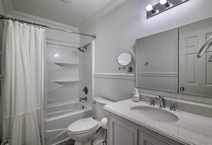 Idyllic Fleetwood Farmhouse W/ Fire Pit & Bbq