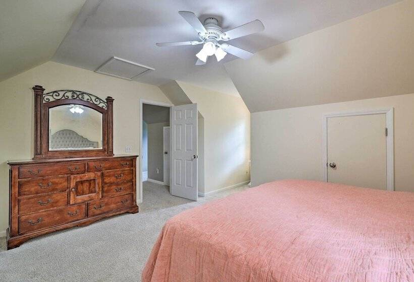 Idyllic Fleetwood Farmhouse W/ Fire Pit & Bbq