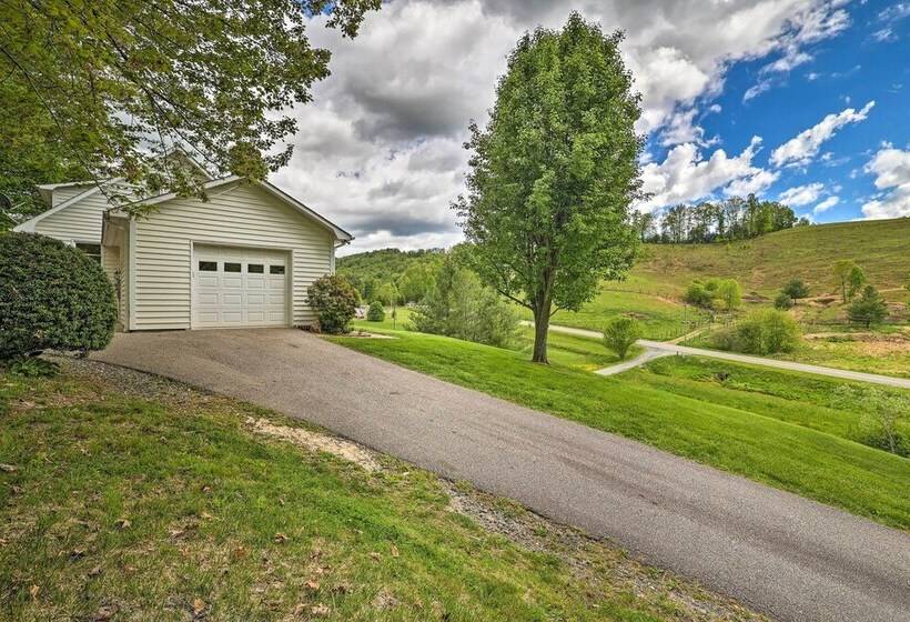 Idyllic Fleetwood Farmhouse W/ Fire Pit & Bbq