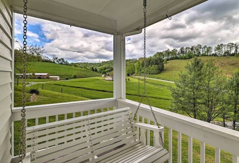Idyllic Fleetwood Farmhouse W/ Fire Pit & Bbq