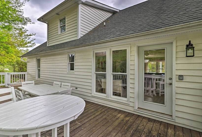 Idyllic Fleetwood Farmhouse W/ Fire Pit & Bbq