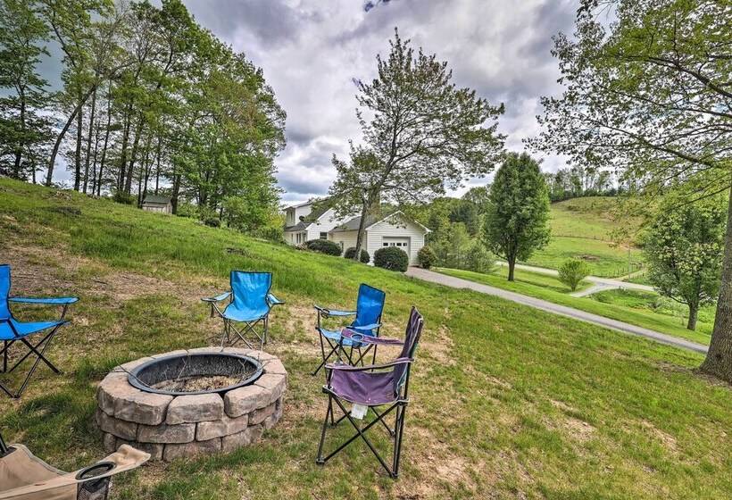 Idyllic Fleetwood Farmhouse W/ Fire Pit & Bbq