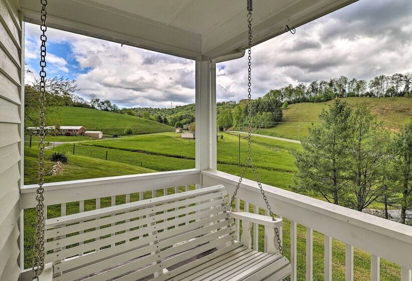 Idyllic Fleetwood Farmhouse W/ Fire Pit & Bbq