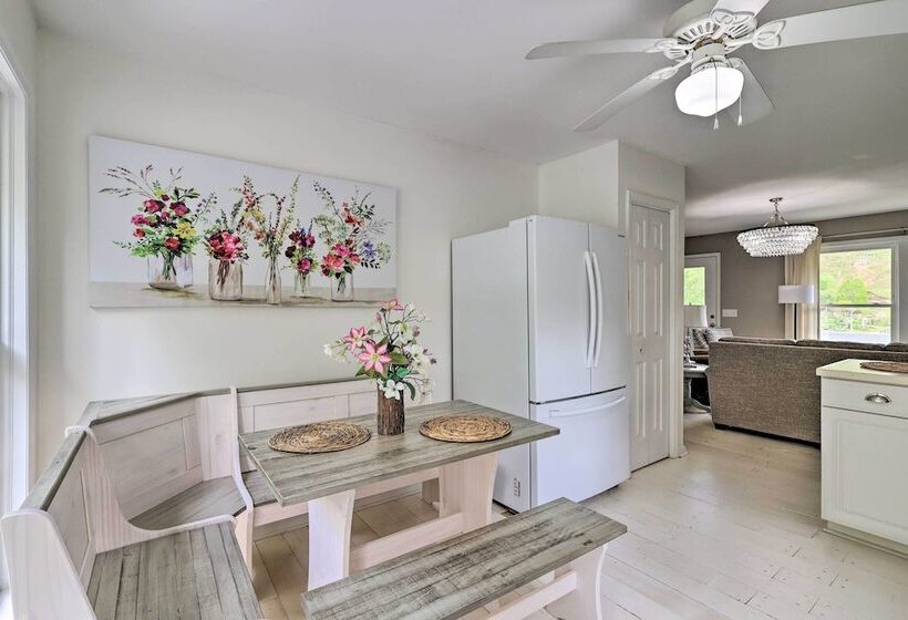 Idyllic Fleetwood Farmhouse W/ Fire Pit & Bbq