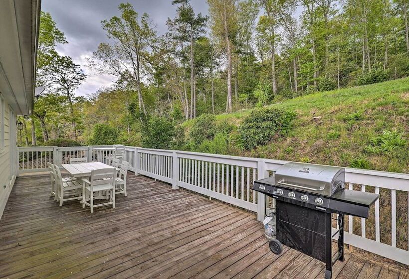 Idyllic Fleetwood Farmhouse W/ Fire Pit & Bbq