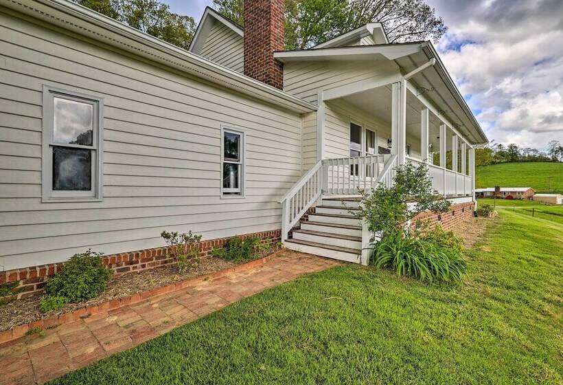 Idyllic Fleetwood Farmhouse W/ Fire Pit & Bbq