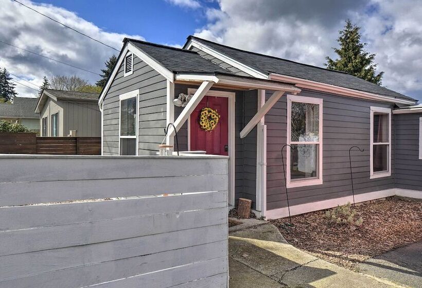 Inviting Bremerton Home Near Hiking & History