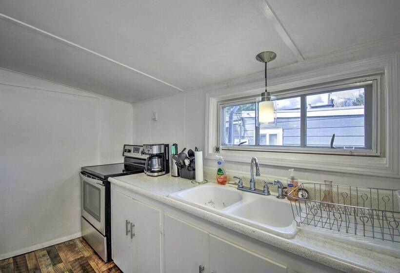 Inviting Bremerton Home Near Hiking & History