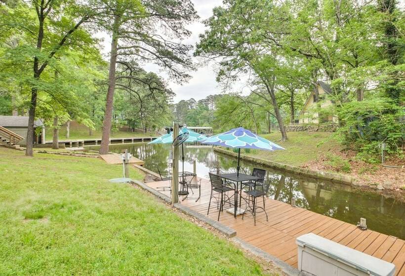 Lake Hamilton Cabin: Boating Getaway!