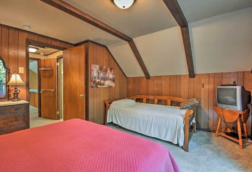 Deck & Big Boulder Views: Lake Harmony House!