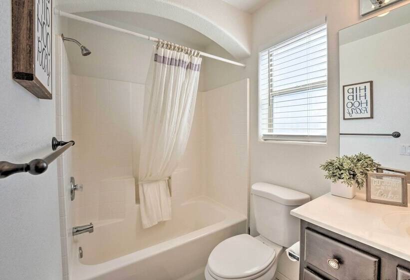 Central Lake Havasu City House: Grill & Ev Charger