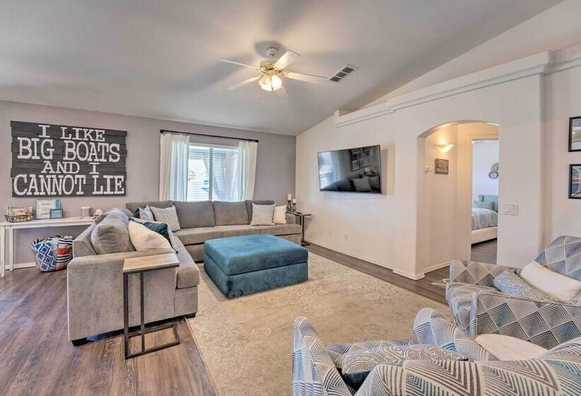 Central Lake Havasu City House: Grill & Ev Charger