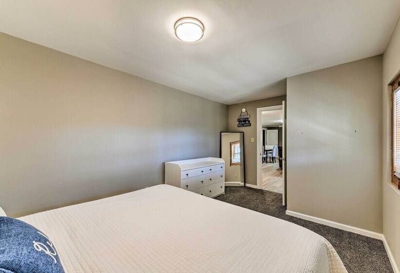 Lake Norman Cabin: Private Dock & Hot Tub!