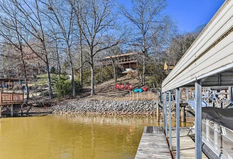 Lake Norman Cabin: Private Dock & Hot Tub!
