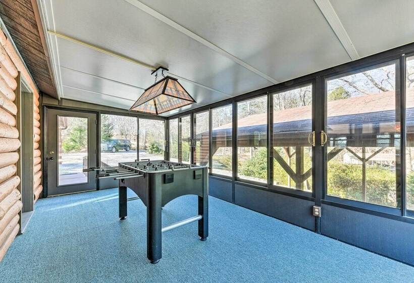 Lake Norman Cabin: Private Dock & Hot Tub!