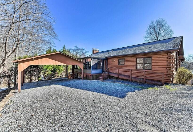 Lake Norman Cabin: Private Dock & Hot Tub!