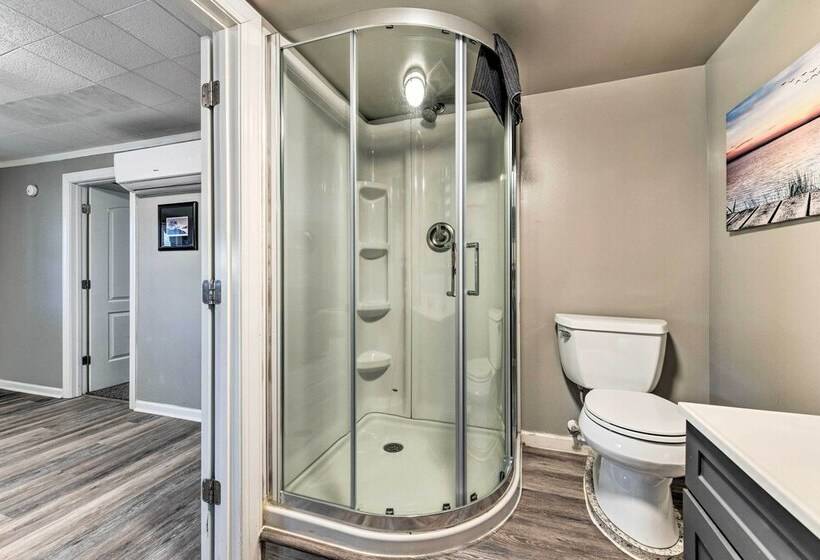 Lake Norman Cabin: Private Dock & Hot Tub!