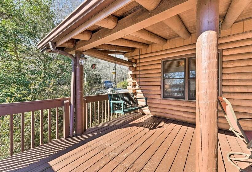 Lake Norman Cabin: Private Dock & Hot Tub!