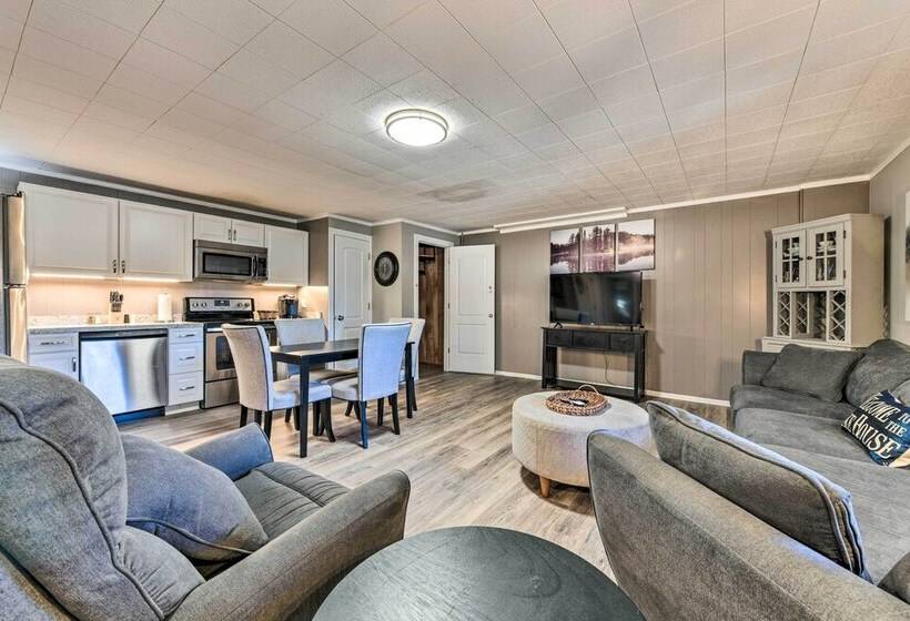 Lake Norman Cabin: Private Dock & Hot Tub!