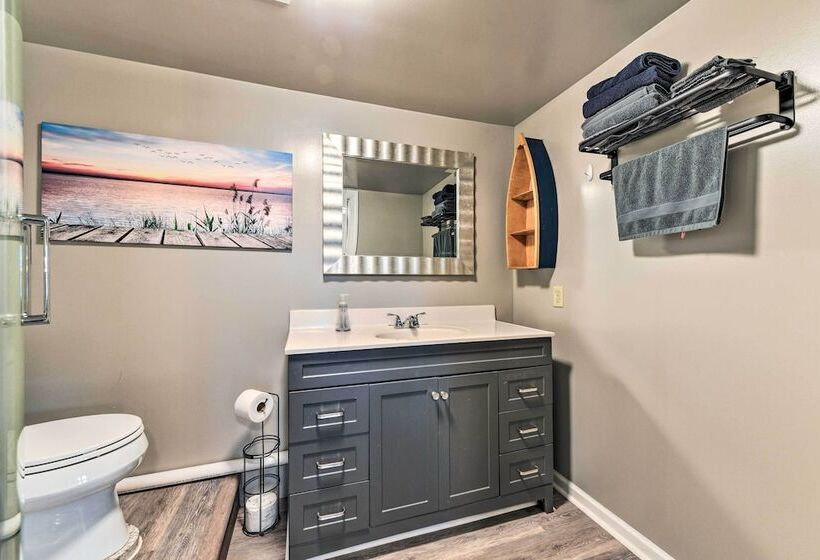 Lake Norman Cabin: Private Dock & Hot Tub!