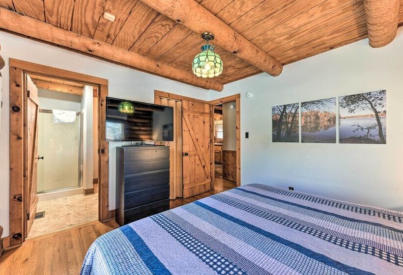 Lake Norman Cabin: Private Dock & Hot Tub!