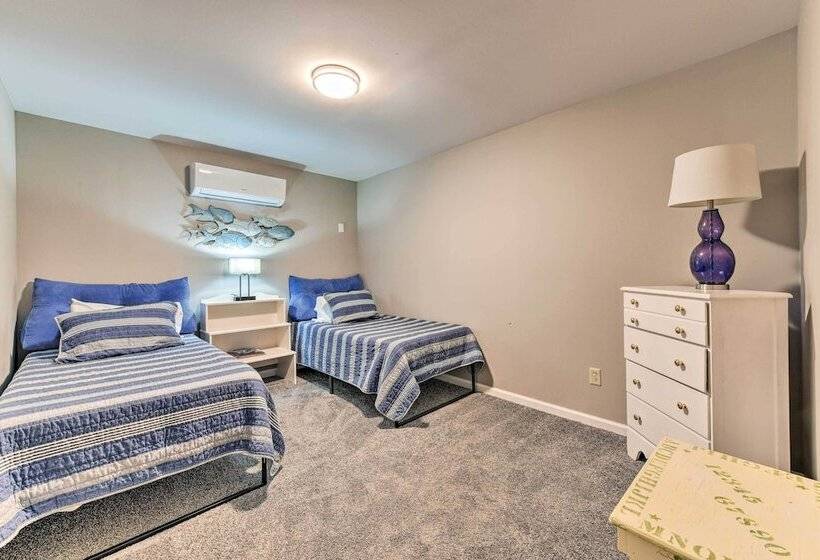 Lake Norman Cabin: Private Dock & Hot Tub!