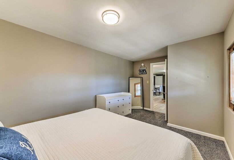 Lake Norman Cabin: Private Dock & Hot Tub!