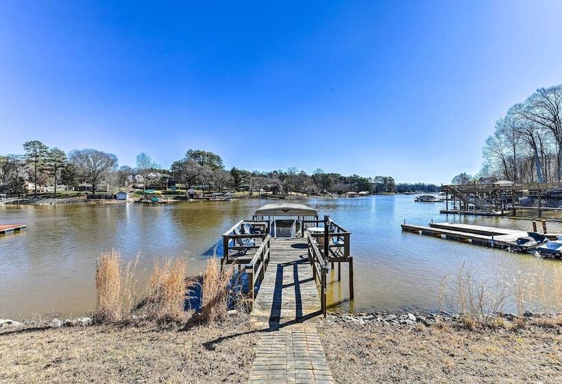 Lake Norman Cabin: Private Dock & Hot Tub!