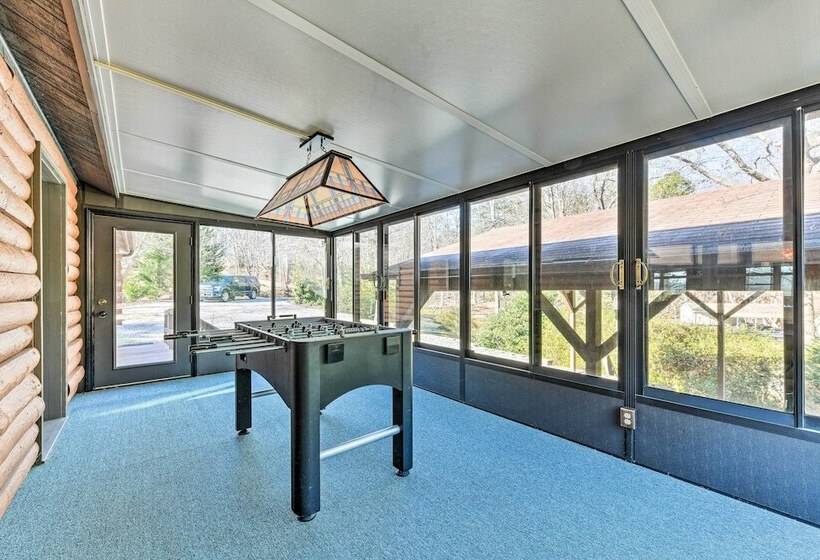 Lake Norman Cabin: Private Dock & Hot Tub!