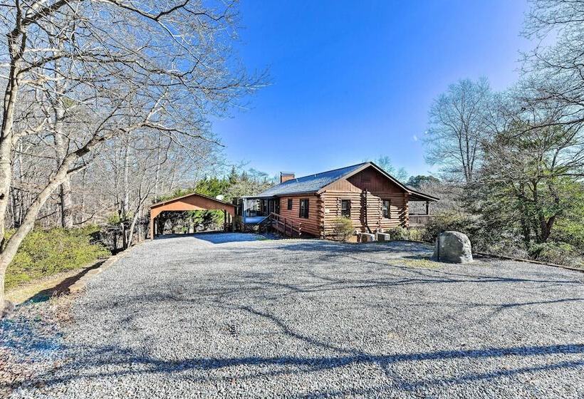 Lake Norman Cabin: Private Dock & Hot Tub!