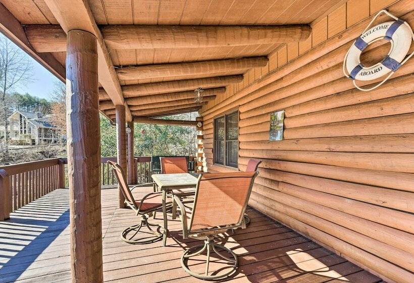 Lake Norman Cabin: Private Dock & Hot Tub!