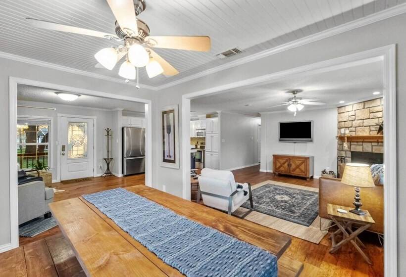 Lakefront Haven ~ 6 Mi To Historic Granbury Square