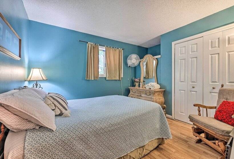 Game Room & Kayaks: Lakefront Poconos Home!