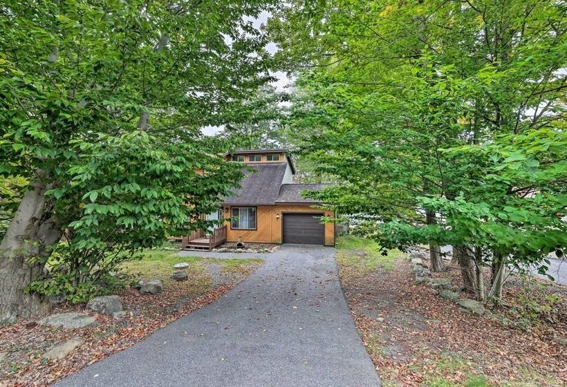 Game Room & Kayaks: Lakefront Poconos Home!