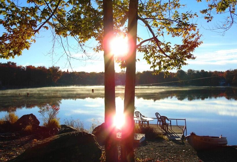 Game Room & Kayaks: Lakefront Poconos Home!