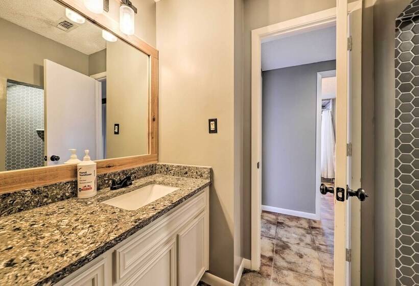 Lakefront Home: Hot Tub & Game Room In Spicewood