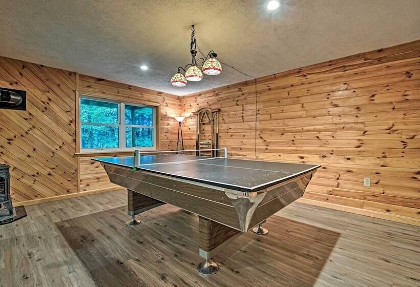 Lakeside Camelot Chalet: 3 Mi To Jack Frost Skiing