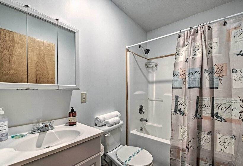 Lakeside Camelot Chalet: 3 Mi To Jack Frost Skiing