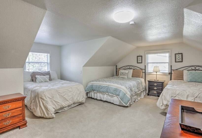 Game Room, Yard, Deck & Fireplace: Lakeside Home