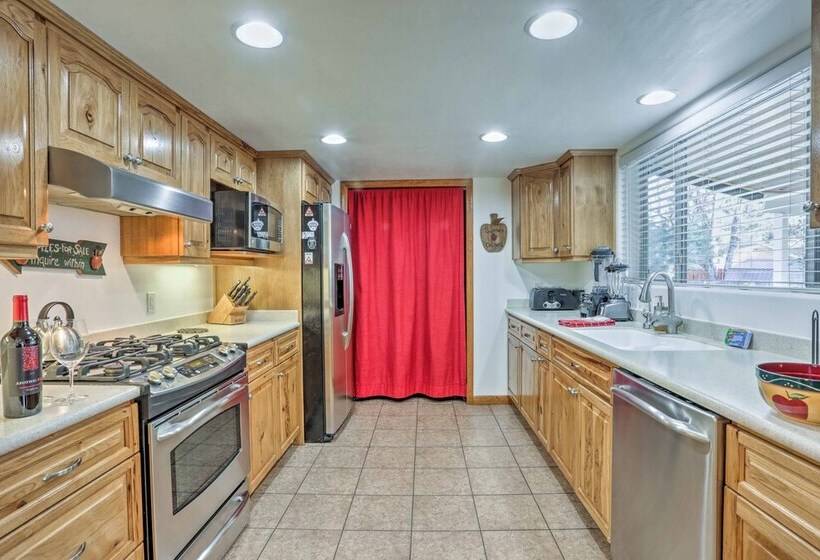 Game Room, Yard, Deck & Fireplace: Lakeside Home