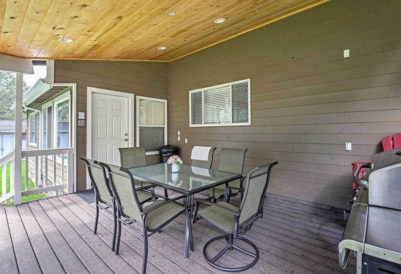 Game Room, Yard, Deck & Fireplace: Lakeside Home