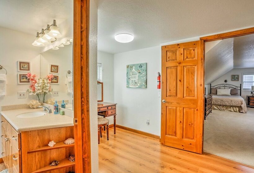 Game Room, Yard, Deck & Fireplace: Lakeside Home